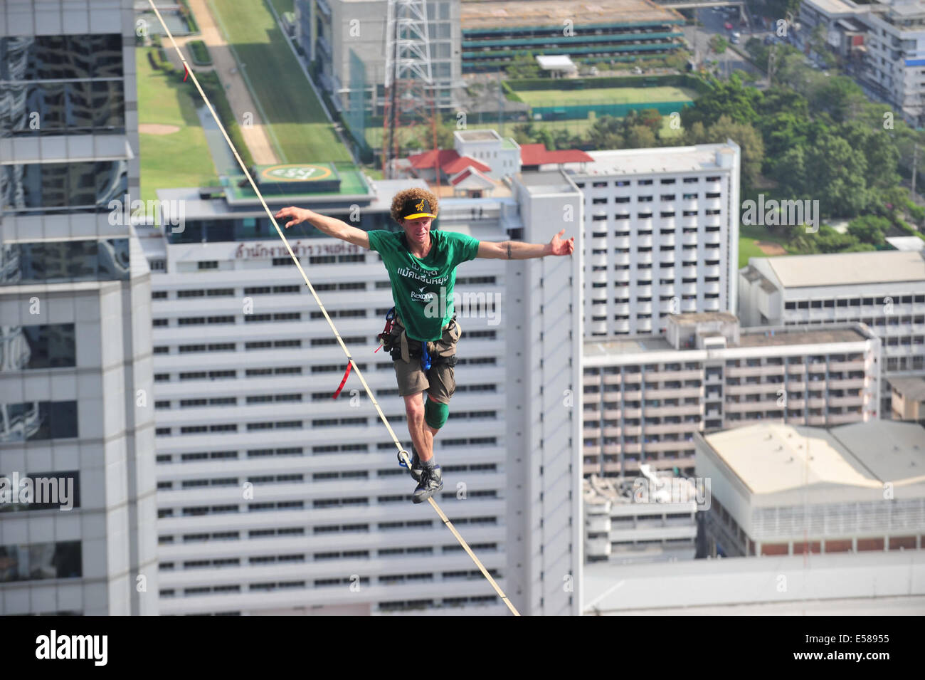 Bangkok, Thailand. 23. Juli 2014. Slackliner Andy Lewis der USA gleicht sich und geht auf einen 169 Meter (555 Fuß)-lange Slackline in Bangkok, Thailand, 23. Juli 2014. Bildnachweis: Rachen Sageamsak/Xinhua/Alamy Live-Nachrichten Stockfoto