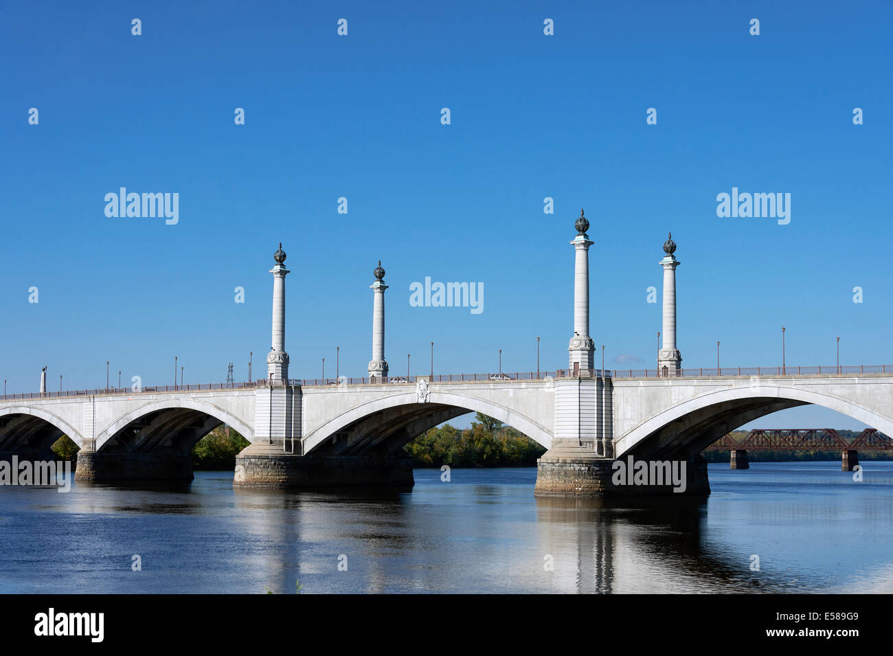 Memorial Bridge über den Connecticut River, Springfield, Massachusetts, USA Stockfoto