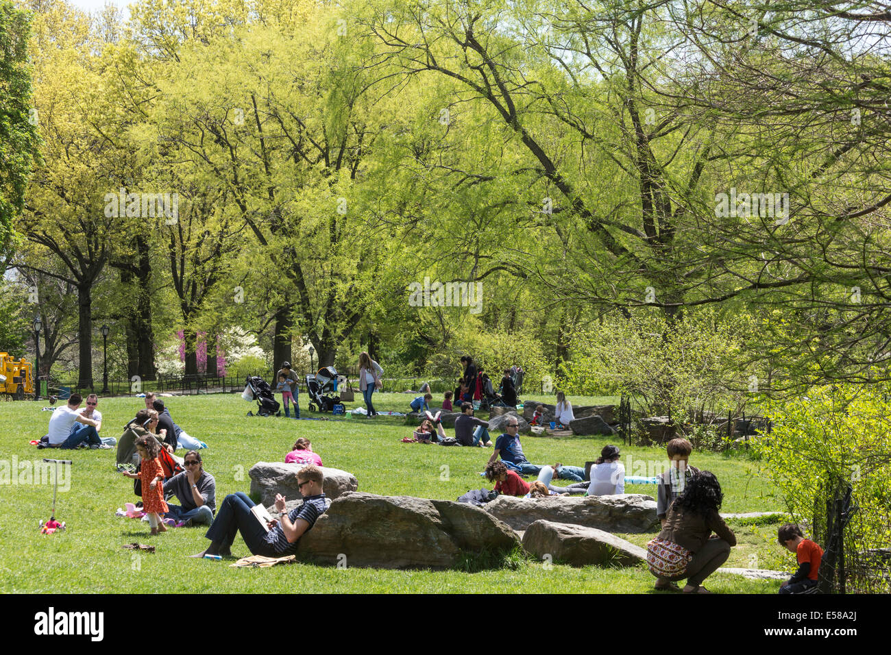 Menschen entspannen sich am Turtle Pond, Central Park im Herbst, NYC 2014 Stockfoto