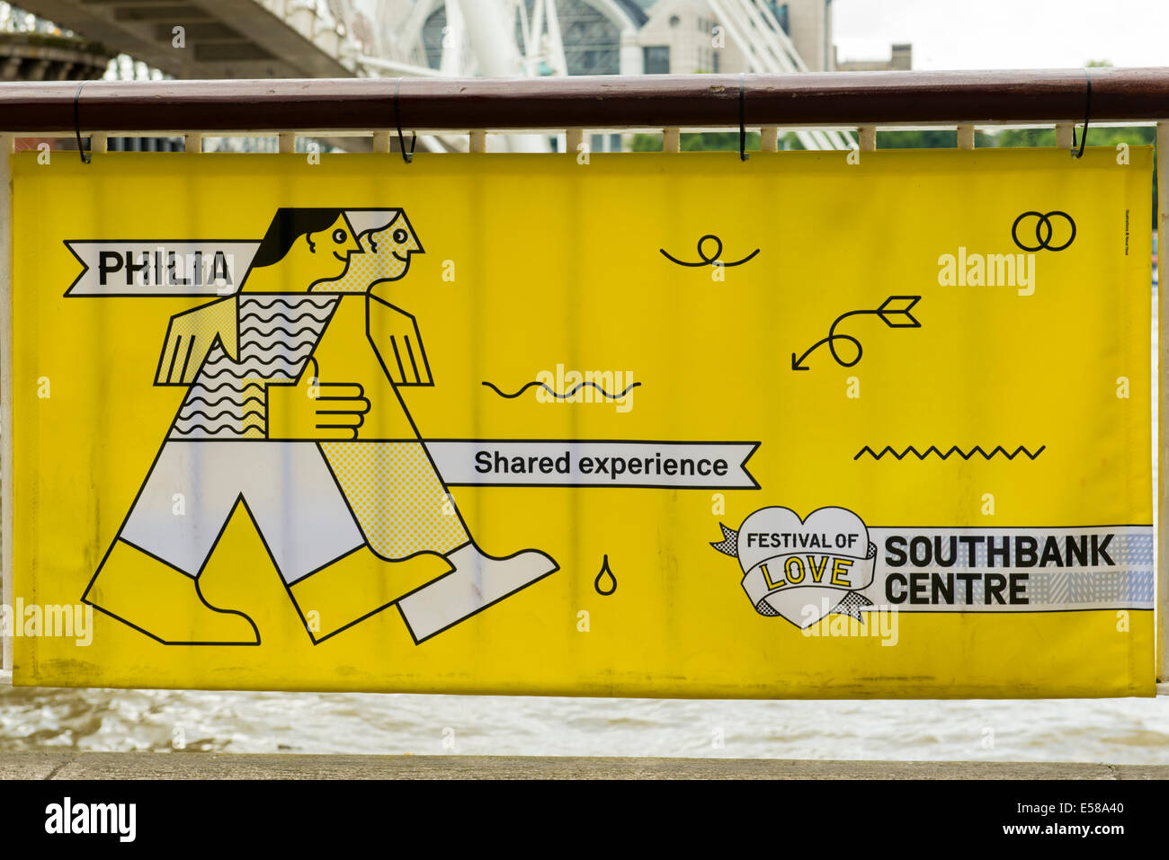 London, Southbank, Festival der Liebe hell gelb Straßenschild auf Geländer, Philia Shared Experience, Southbank Centre Stockfoto