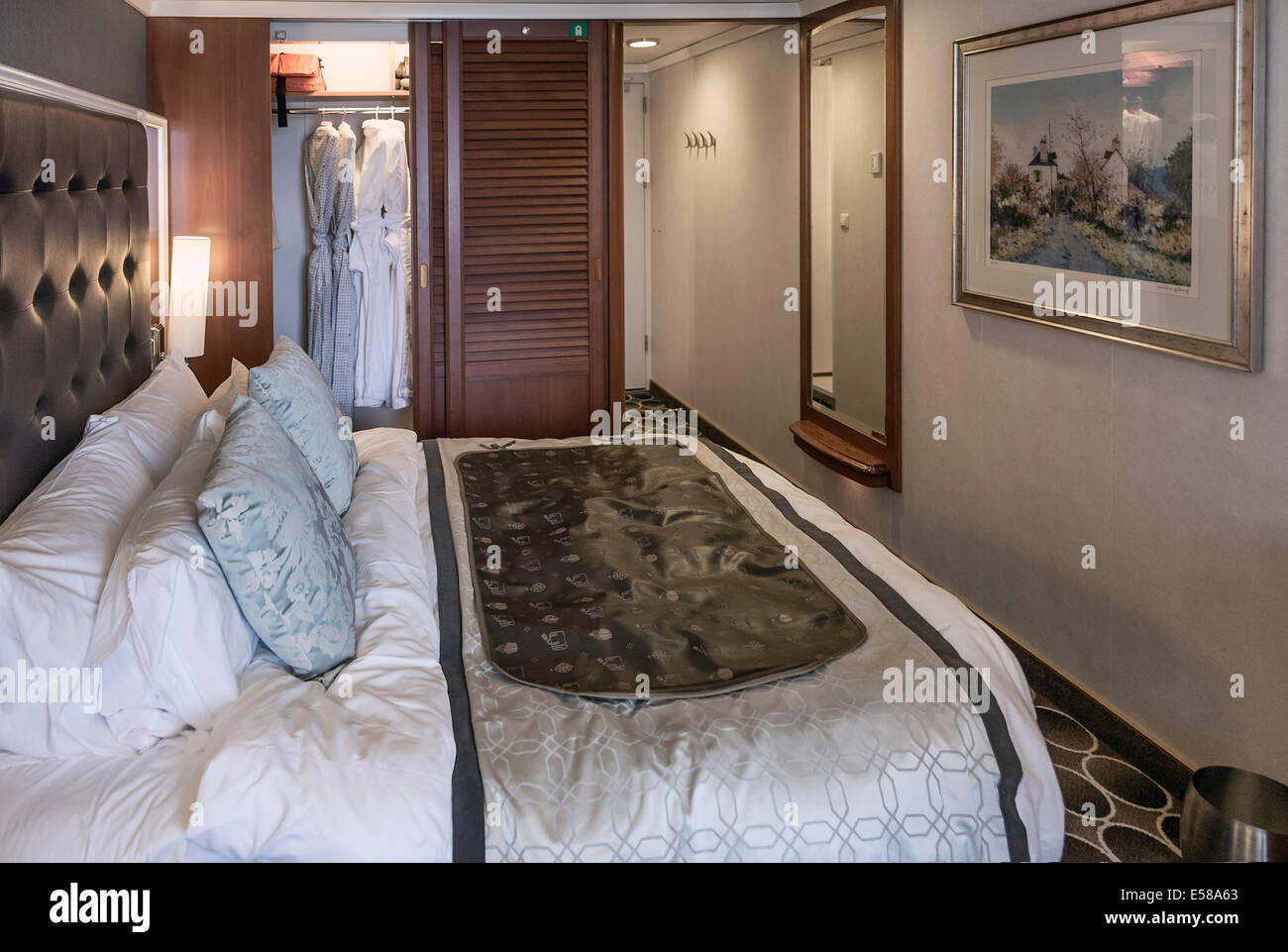 Luxus-Kreuzfahrt-Schiff-Kabine mit Doppelbett. Stockfoto