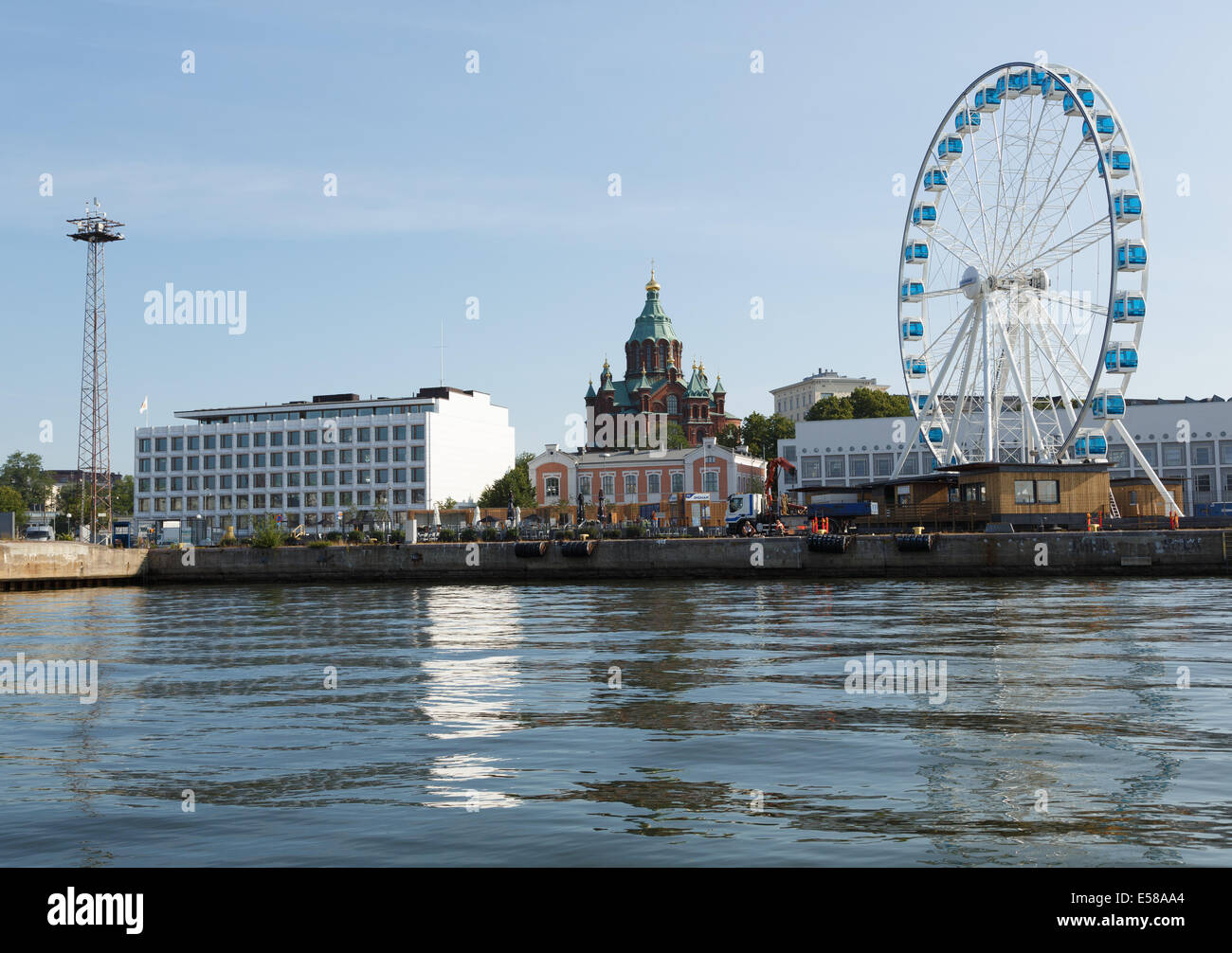 Riesenrad zieht Besucher für einen Blick auf den Süden Hafen Helsinki mit der Uspenski-Kathedrale im Hintergrund, Stockfoto
