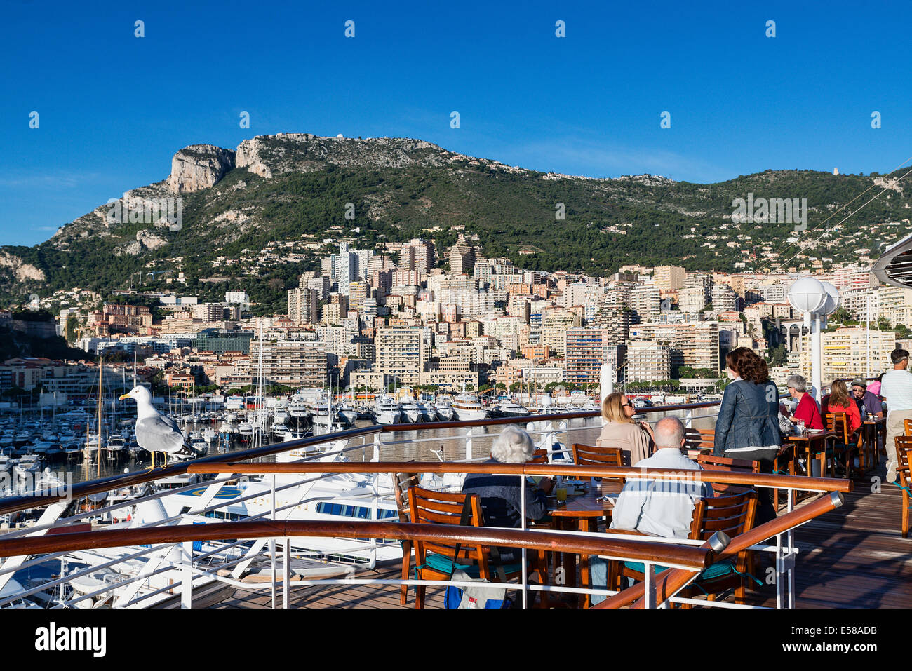 Blick vom angedockten Kreuzfahrtschiff der Skyline der Stadt und die Berge, Monte Carlo, Monaco Stockfoto