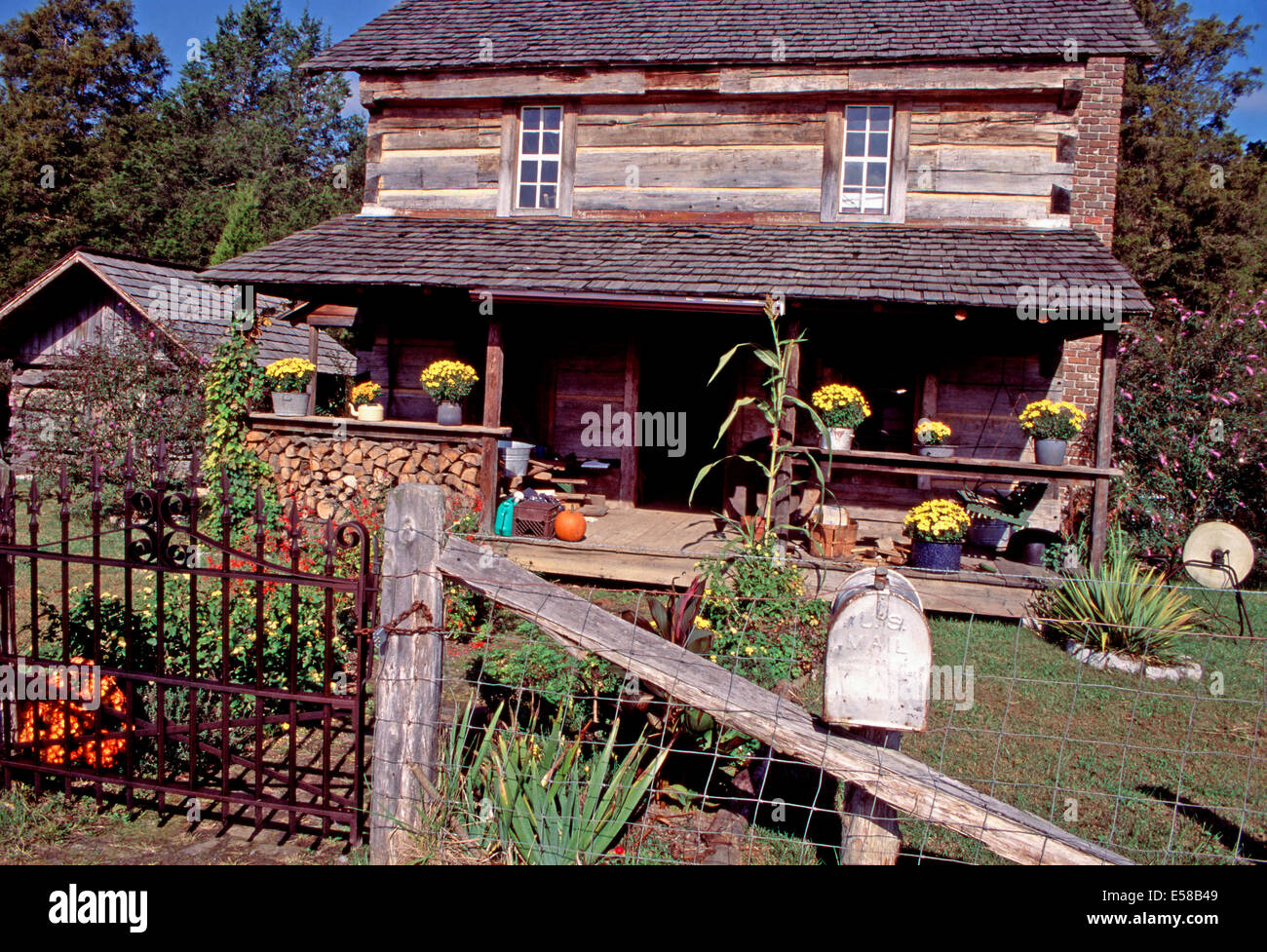 Ein historisches Blockhaus an das Museum von Appalachia, Tennessee Stockfoto