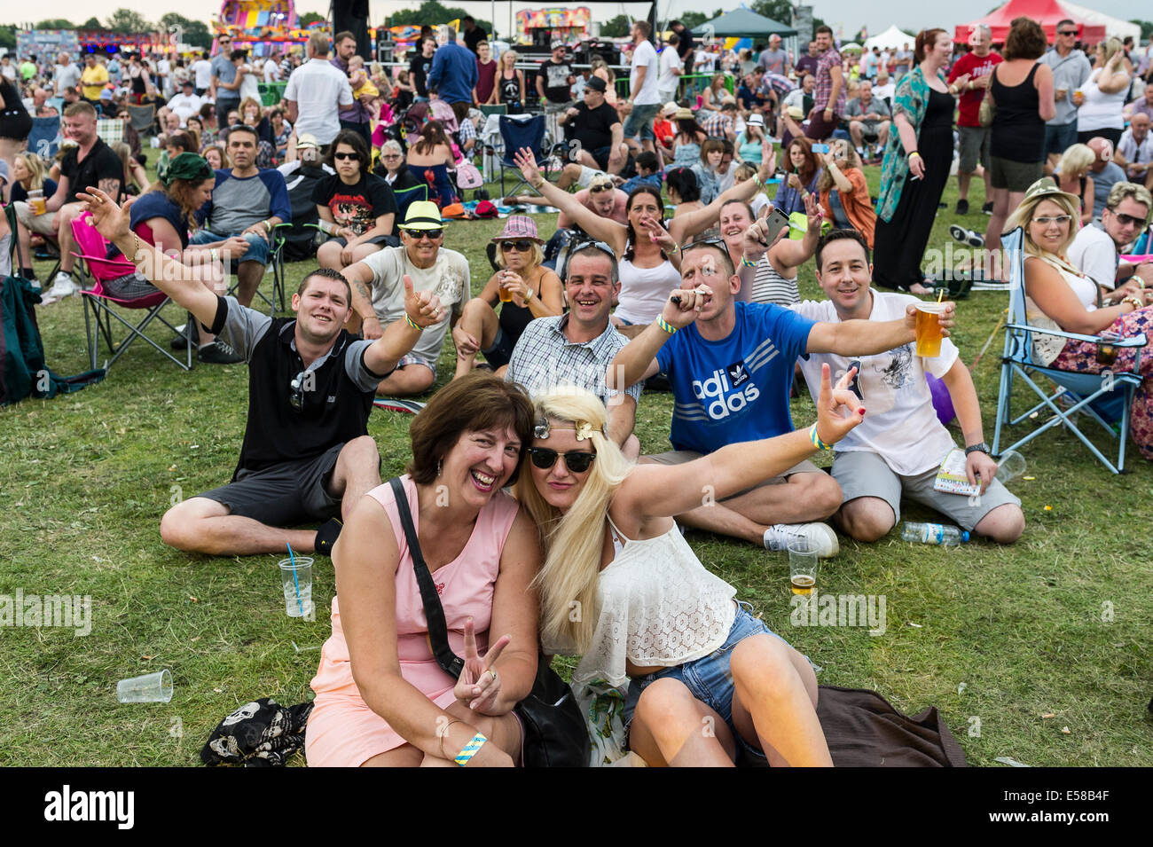 Festivalbesucher genießen sich beim Brentwood Festival in Essex in Großbritannien. Stockfoto