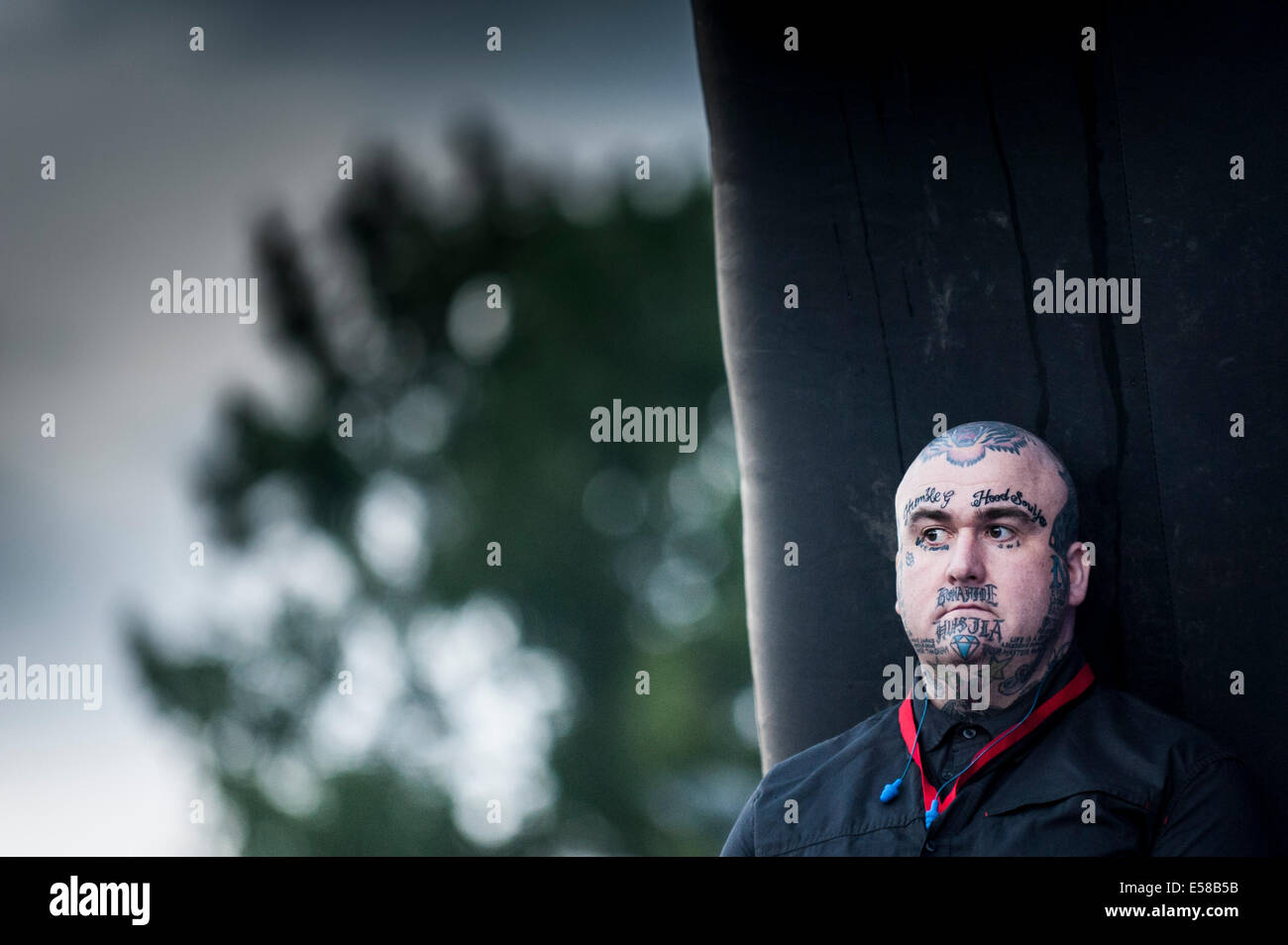 Ein Mann mit einem stark tätowierten Gesicht auf der Bühne stehen, wie UB40 am Brentwood Festival durchgeführt. Stockfoto