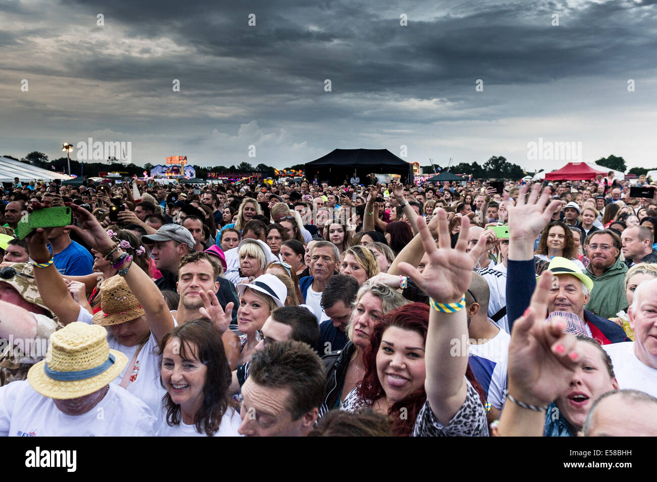 BesucherInnen auf dem Festival Brentwood amüsieren sich trotz des schlechten Wetters. Stockfoto