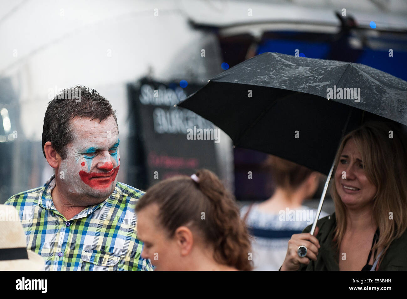 Ein Mann, Clown geschminkt auf dem Festival in Brentwood. Stockfoto