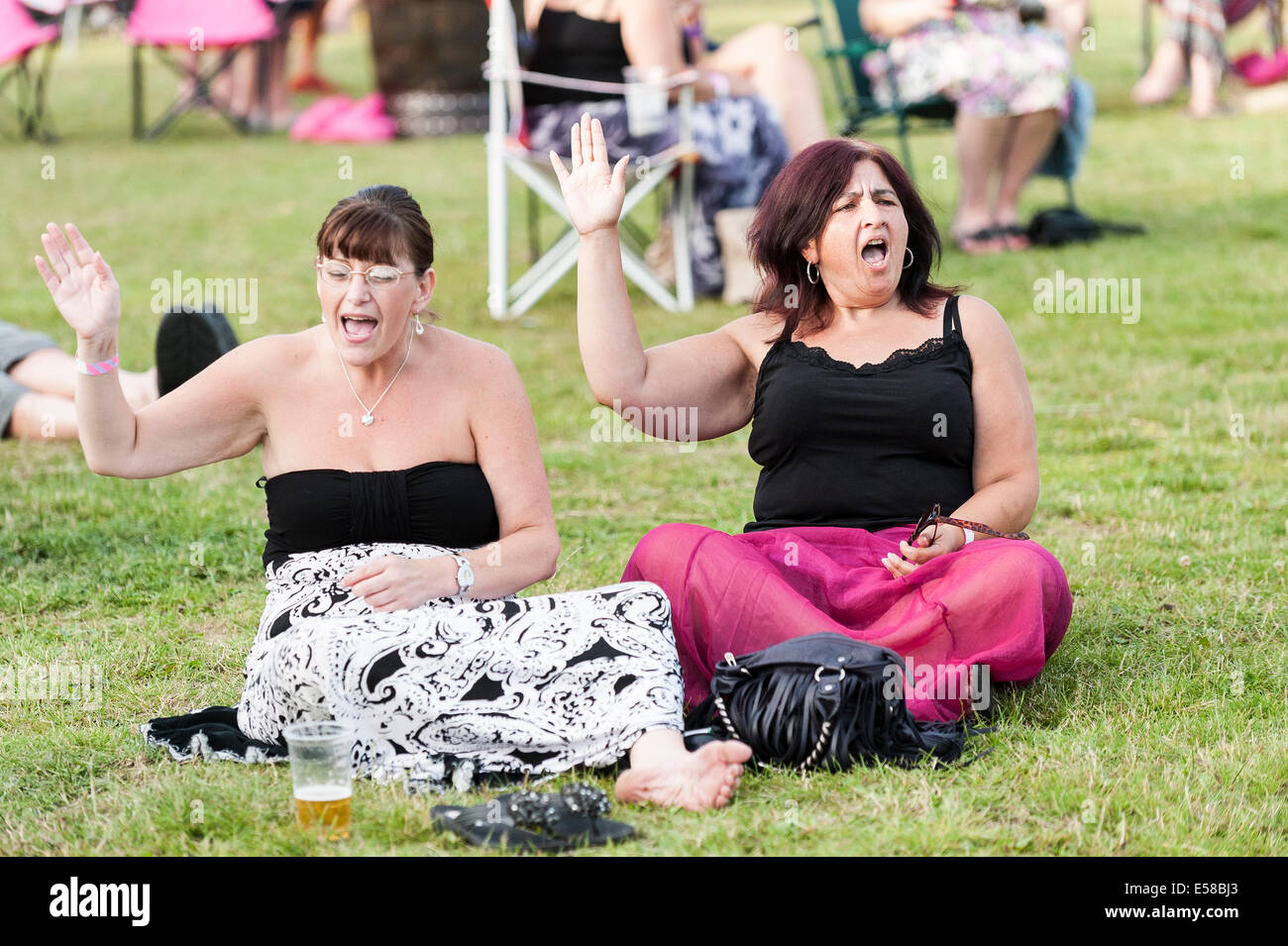 Zwei Frauen Vergnügen sich auf dem Festival in Brentwood. Stockfoto