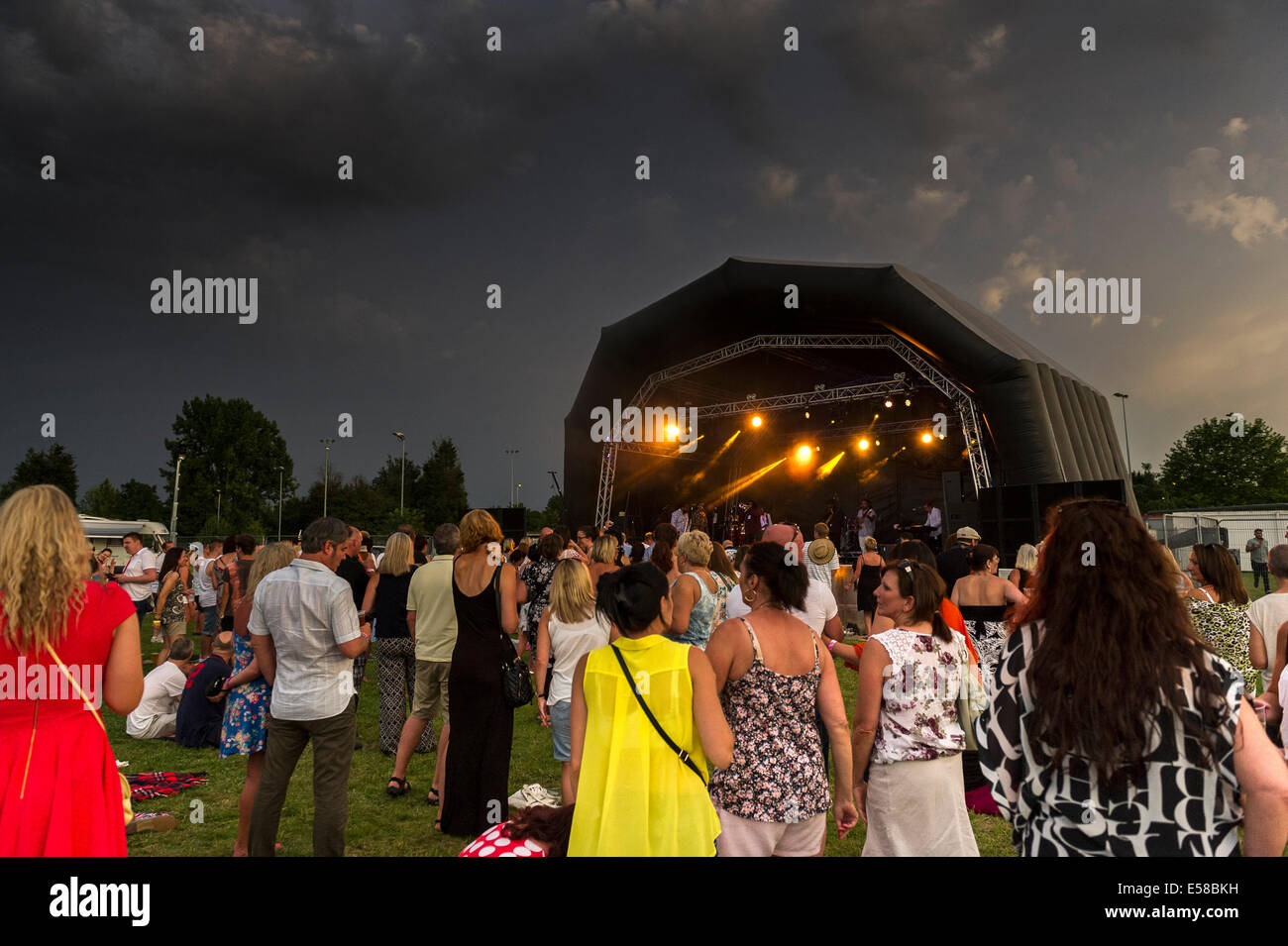 Schlechtes Wetter nähert sich dem Brentwood Festival in Essex, Großbritannien. Stockfoto