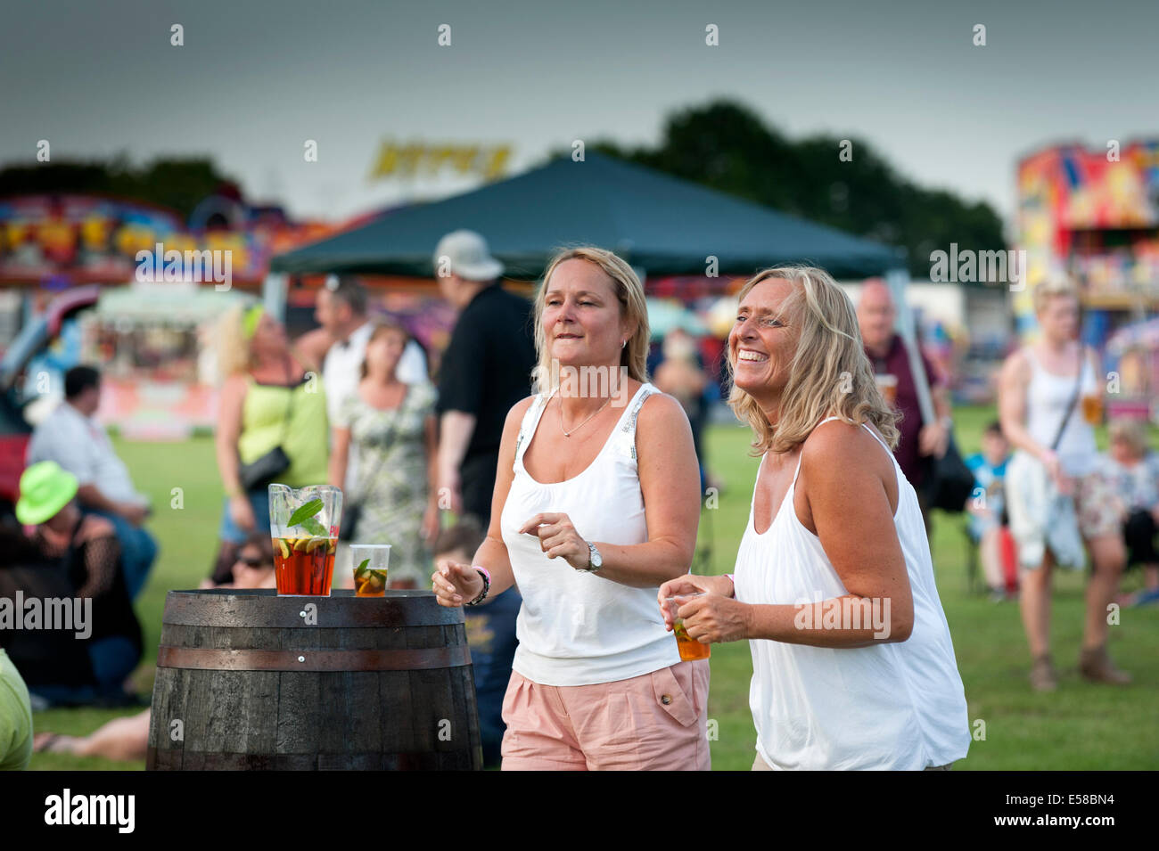 Zwei Frauen Vergnügen sich auf dem Festival in Brentwood. Stockfoto