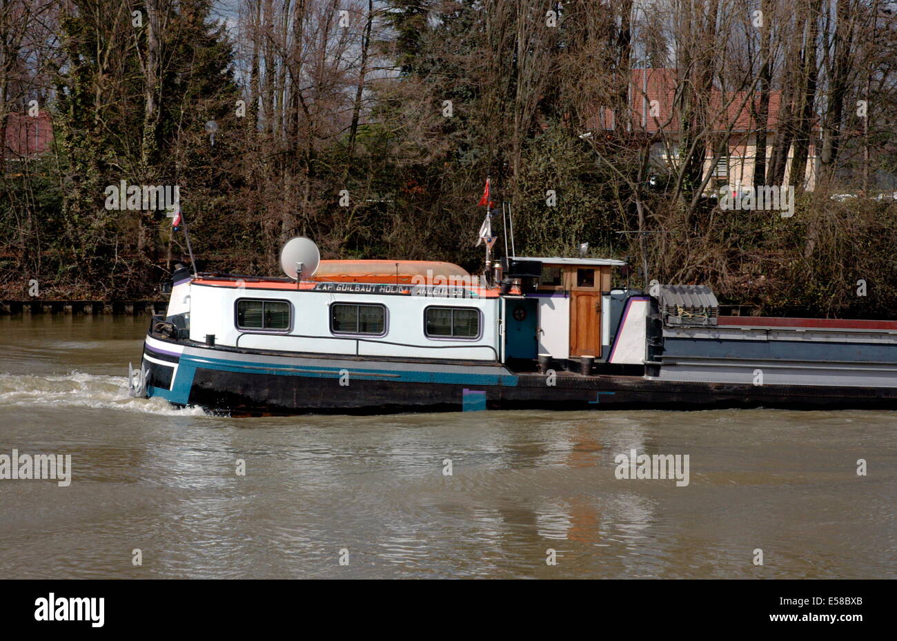 AJAXNETPHOTO. BOUGIVAL, FRANKREICH-BINNENWASSERSTRASSEN-FRACHT-STEUERHAUS UND UNTERKUNFT EINES ÄLTEREN GENIETETEN BARGES.FOTO:JONATHAN EASTLAND/AJAX REF:R60204 211 Stockfoto