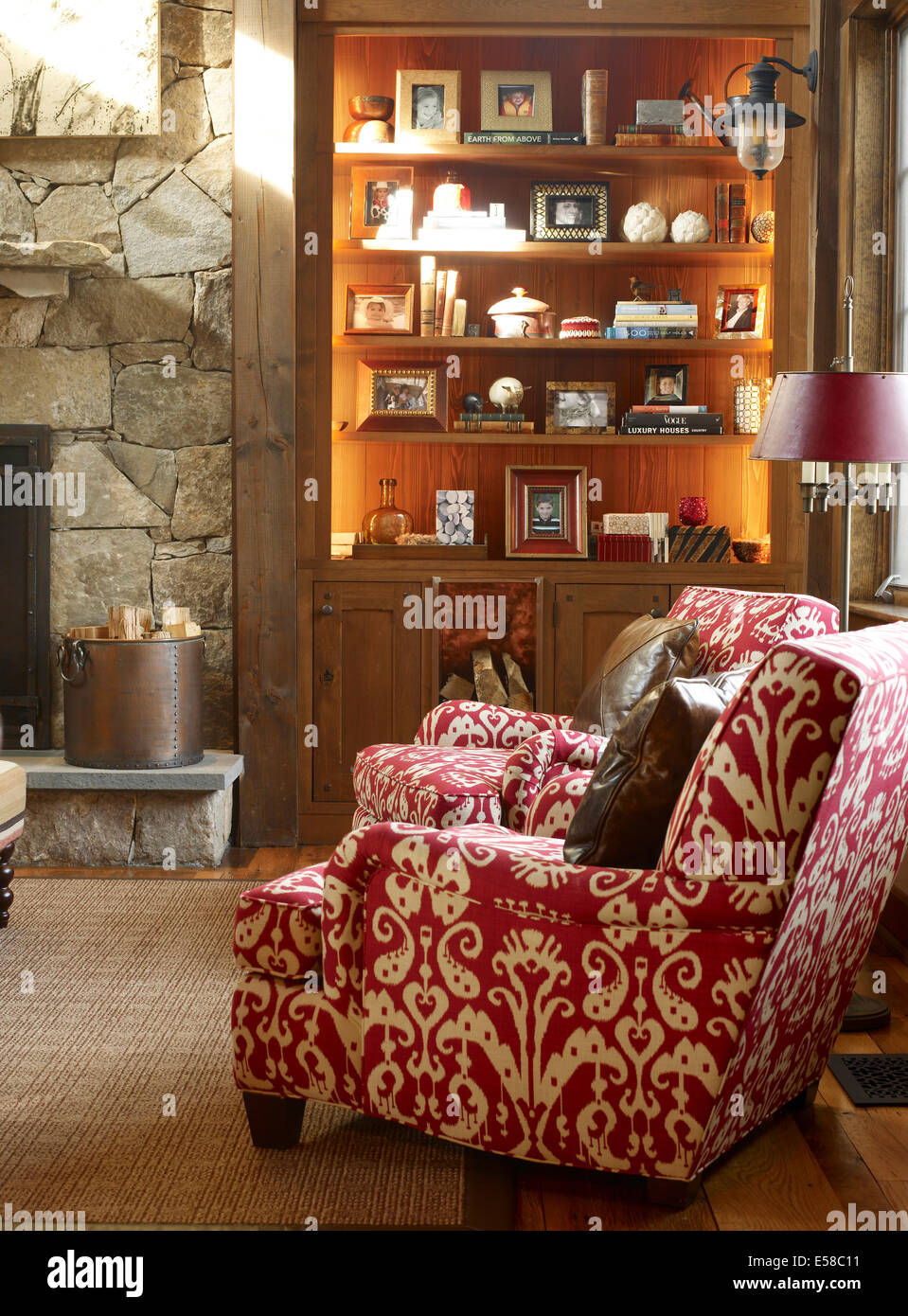 Sessel im Country-Stil-Wohnzimmer, USA Stockfoto