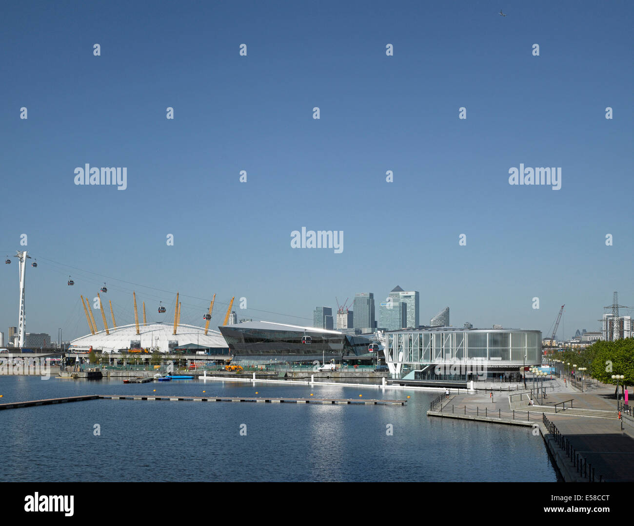 Blick Richtung London Thames Cable Car, O2 Arena und Canary Wharf in der Ferne, Greenwich, London Stockfoto