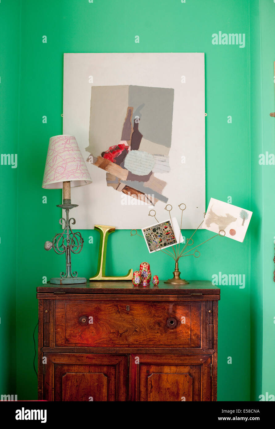 Antikes Sideboard im Haus des Schriftstellers Laetitia Maklouf, London, UK Stockfoto