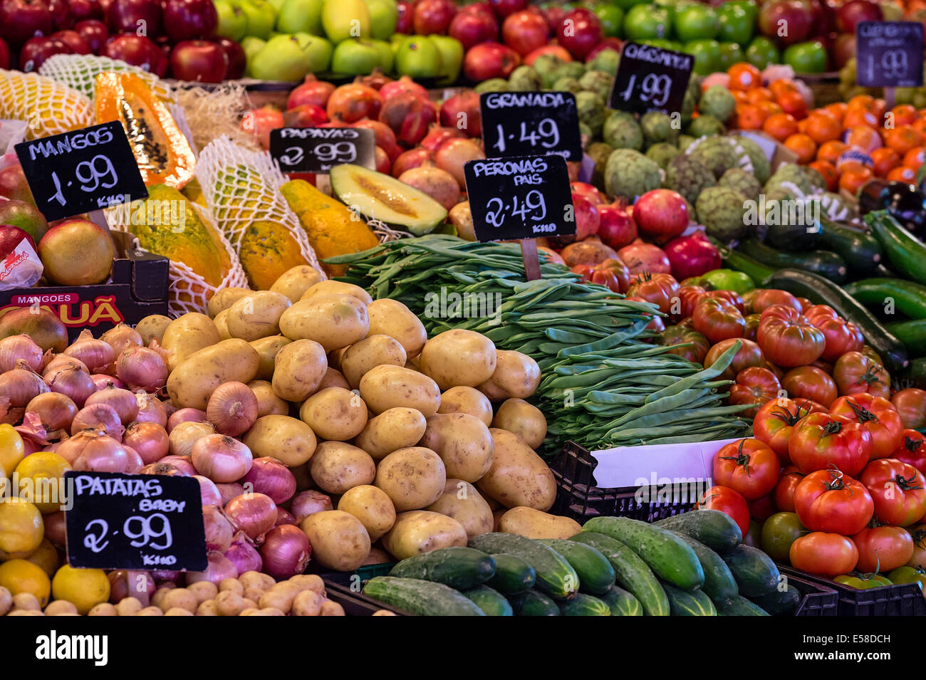 Frisches Obst und Gemüse auf dem Display in La Boqueria-Markt, Barcelona, Spanien Stockfoto