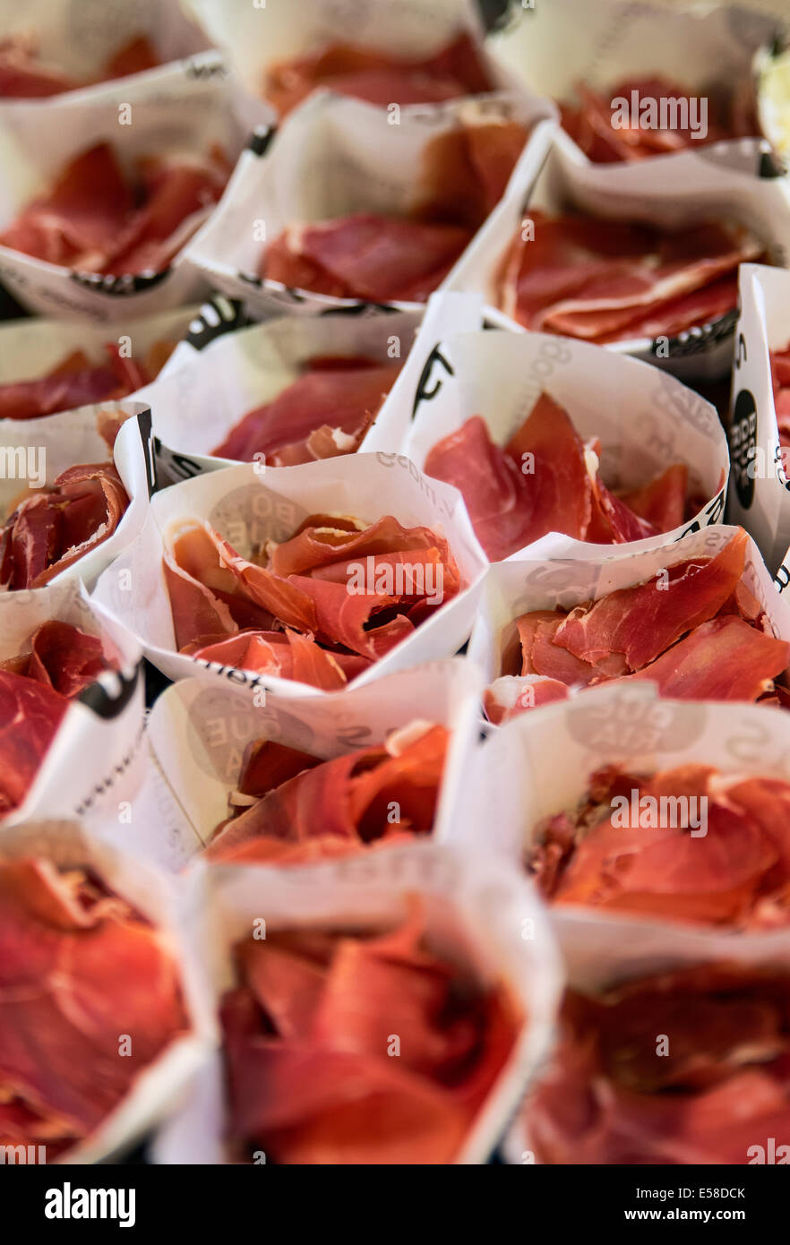 Getrockneten Schinken Snacks zum Verkauf vom Hersteller im Markt La Boqueria, Barcelona, Spanien Stockfoto