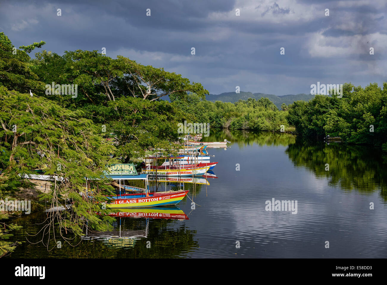 Ausflugsschiffe angedockt an der South River Negril, Jamaika Stockfoto
