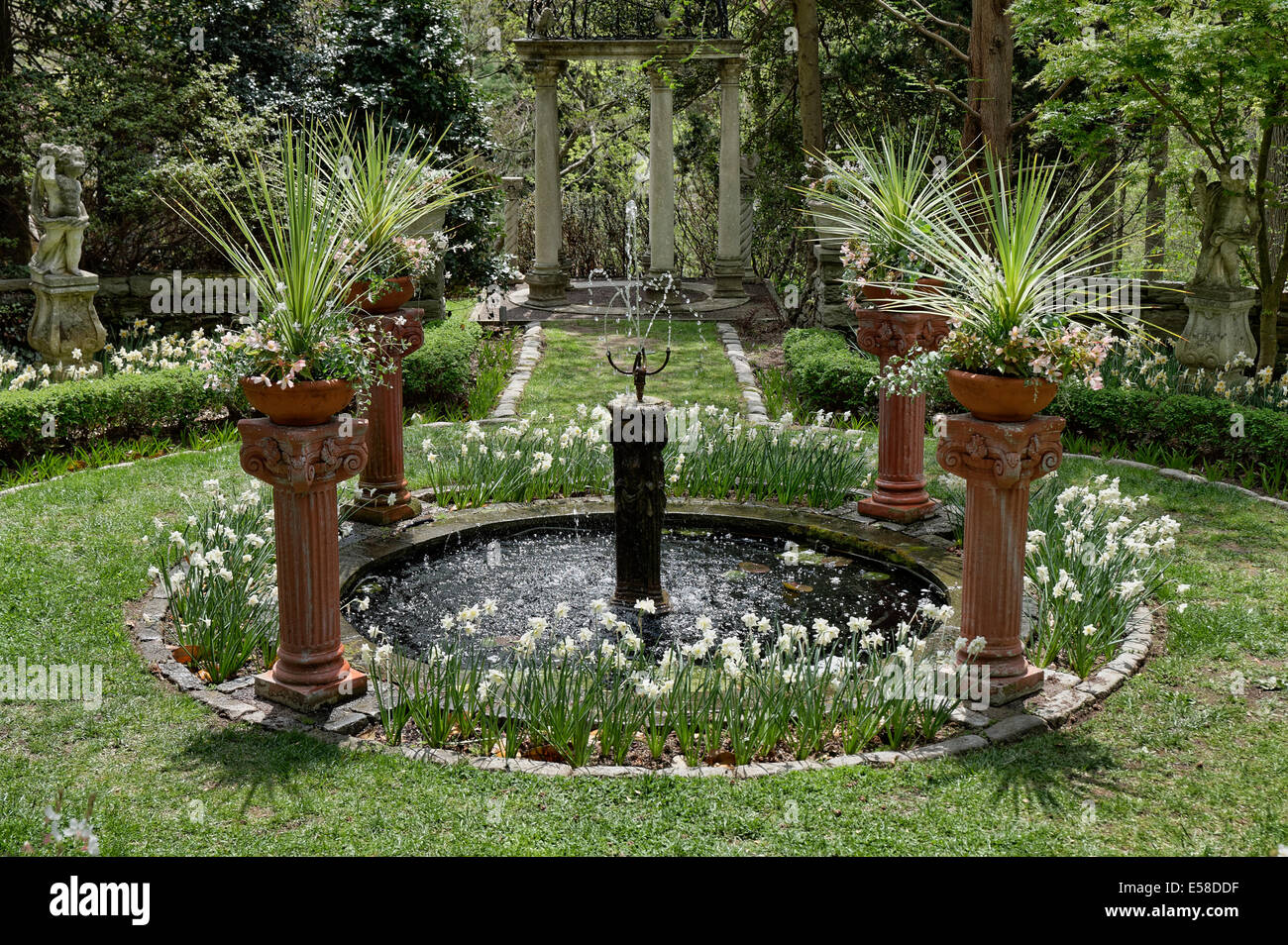 Brunnen Wasserspiel im formalen Garten. Stockfoto