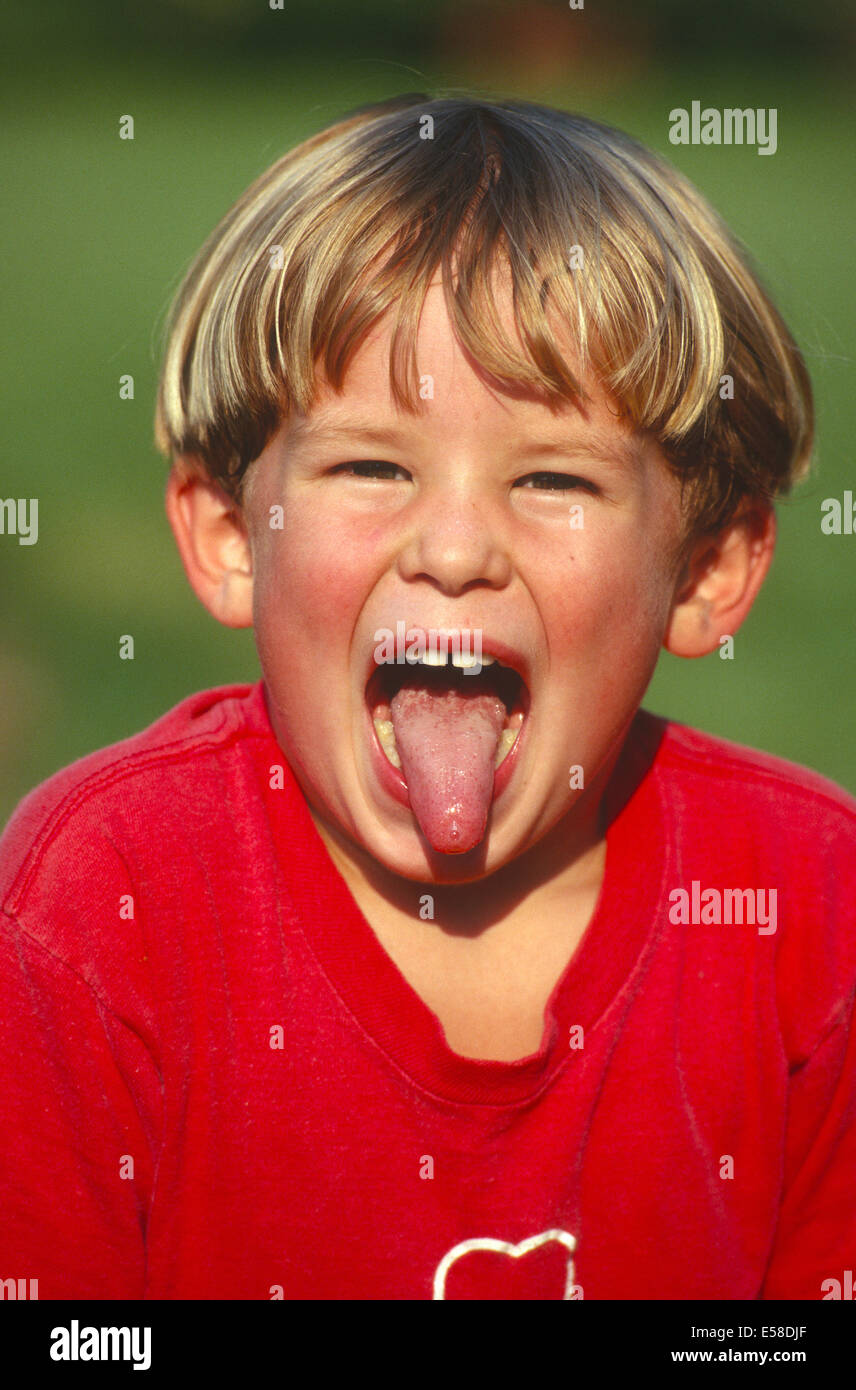 Süße blonde junge Überfall für Kamera. Stockfoto