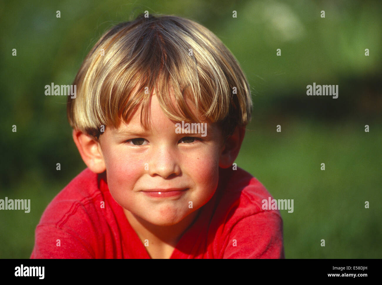 Süße blonde junge Überfall für Kamera. Stockfoto