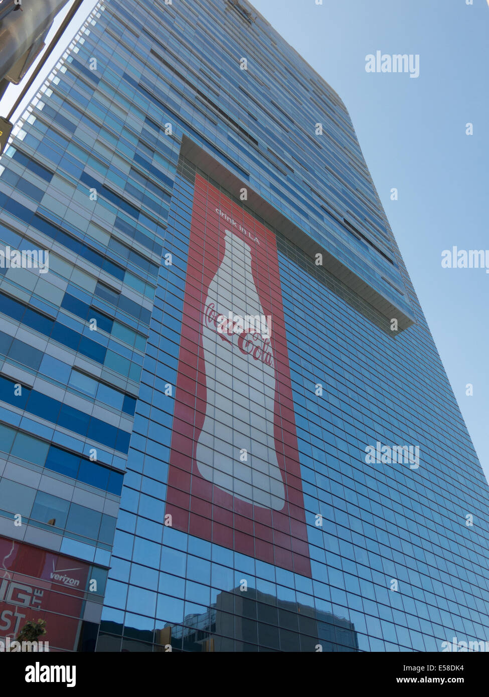 Eine Anzeige für Coca-Cola Türme auf der Glasseite eines Wolkenkratzers in Los Angeles, Kalifornien (USA) Stockfoto