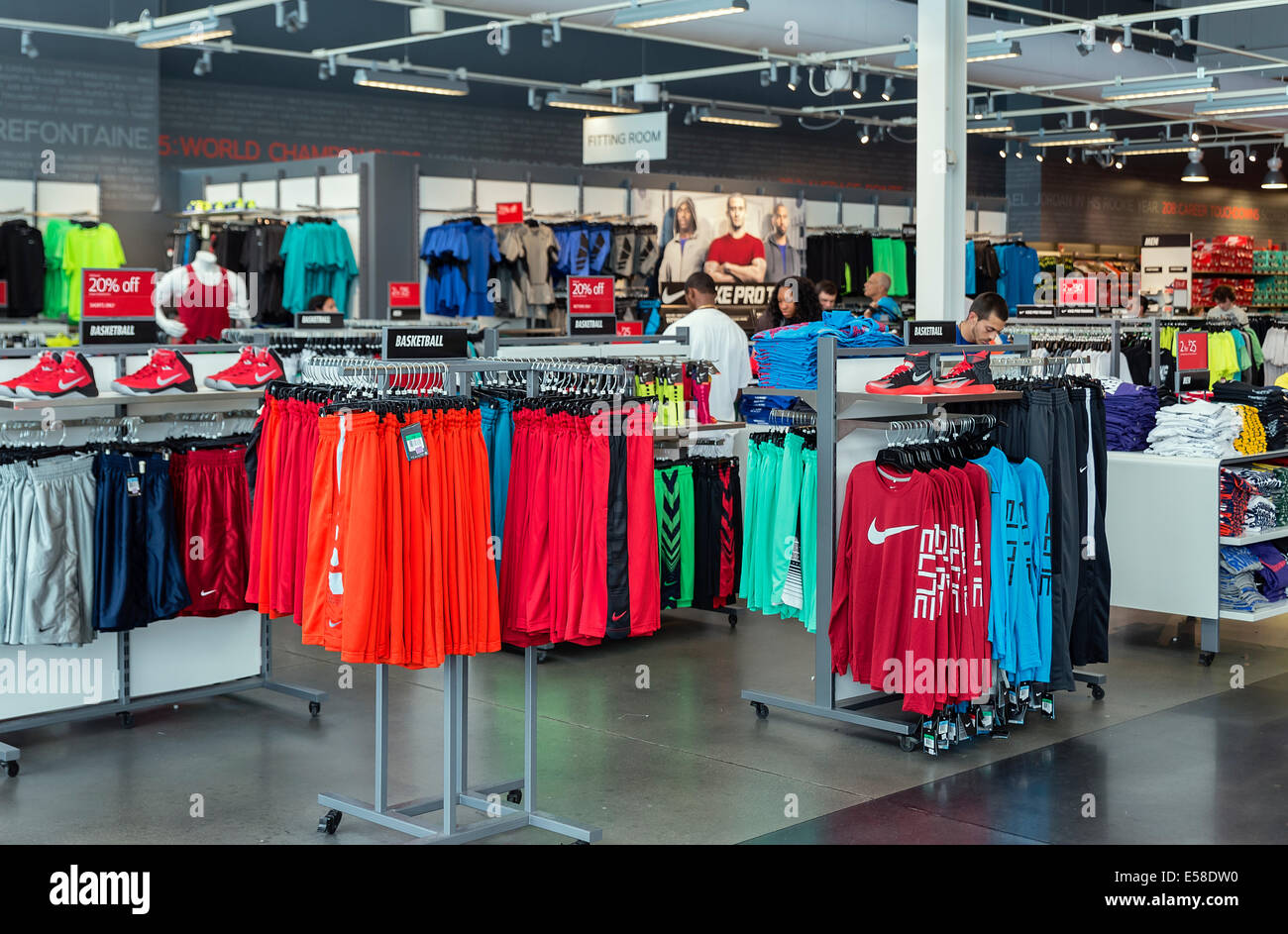 Nike outlet store -Fotos und -Bildmaterial in hoher Auflösung – Alamy