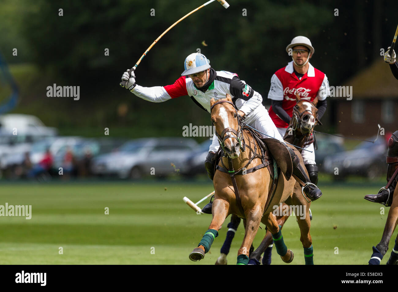 Weltweit Nummer eins Polospieler, Adolfo Cambiaso bereitet sich auf den Ball zu schlagen, während für Dubai Polo während einer Gold-Cup-Spiel spielen Stockfoto