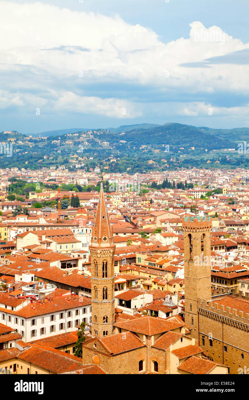 Über Blick auf den Glockenturm von Badia Fiorentina und den Turm des Palazzo del Popolo in Florenz, Italien Stockfoto