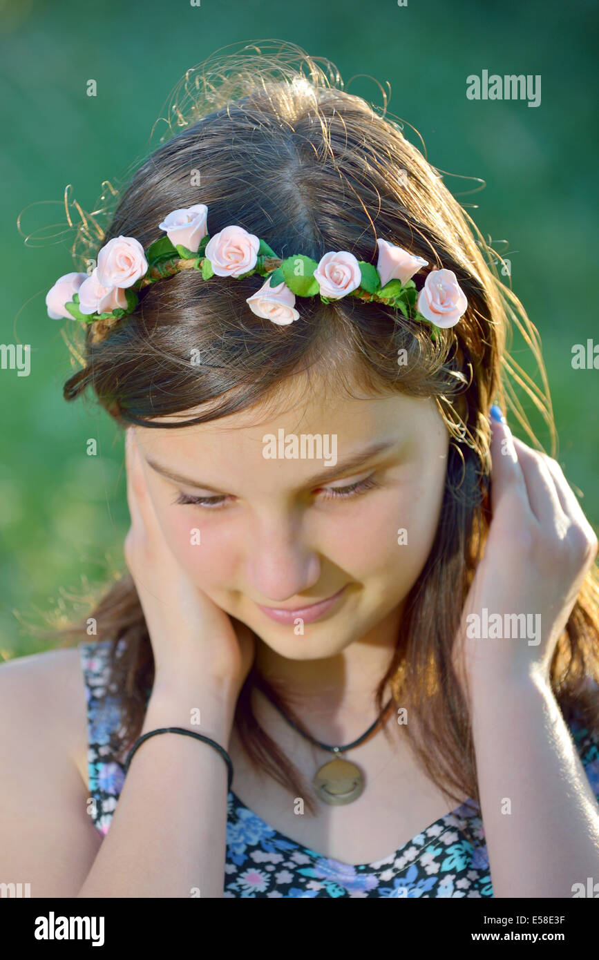 Porträt schöne Mädchen mit Kranz aus Blumen Stockfoto