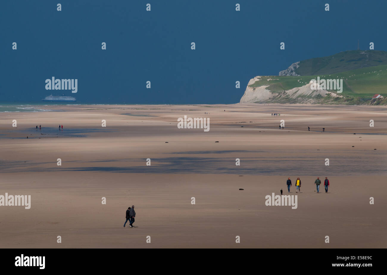 Menschen zu Fuß am Strand von Wissant, Pas-De-Calais, Stockfoto