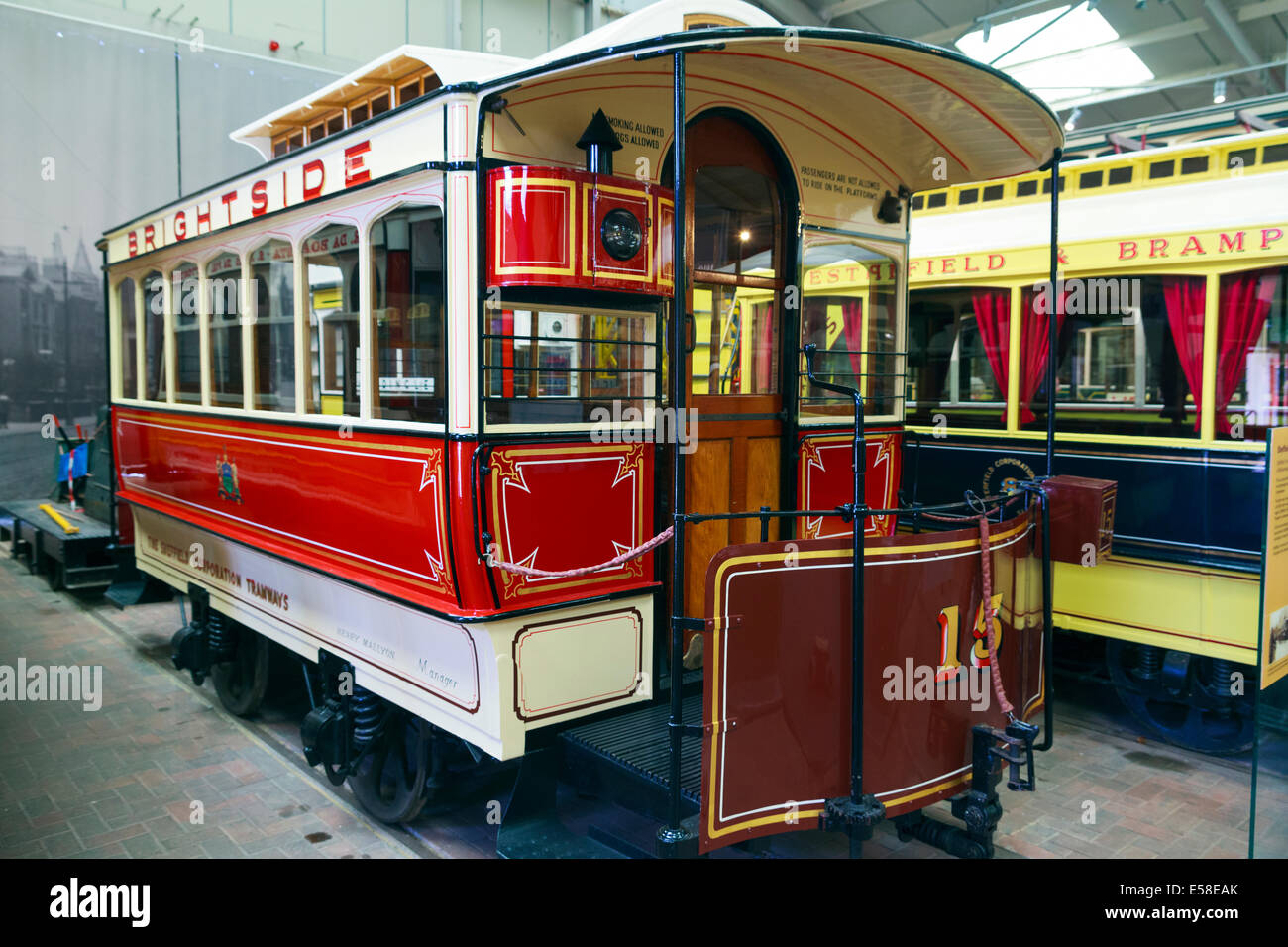 Eine frühe Pferdekutsche Straßenbahn aus dem Straßenbahnmuseum Crich Tramway Village in Derbyshire Stockfoto