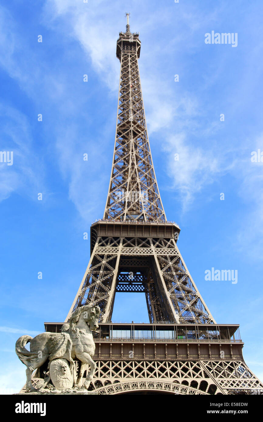 Der Eiffelturm (Tour Eiffel) gegen einen bewölkten Sommerhimmel in Paris, Frankreich. Es wurde zwischen 1887 und 1889 erbaut für der Welt Stockfoto