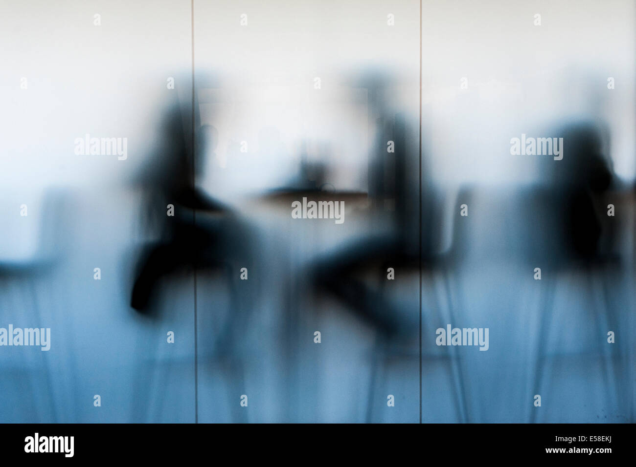 Menschen haben einen Kaffee hinter Rauchglas Mitglieder Raum in der Tate Modern. Stockfoto