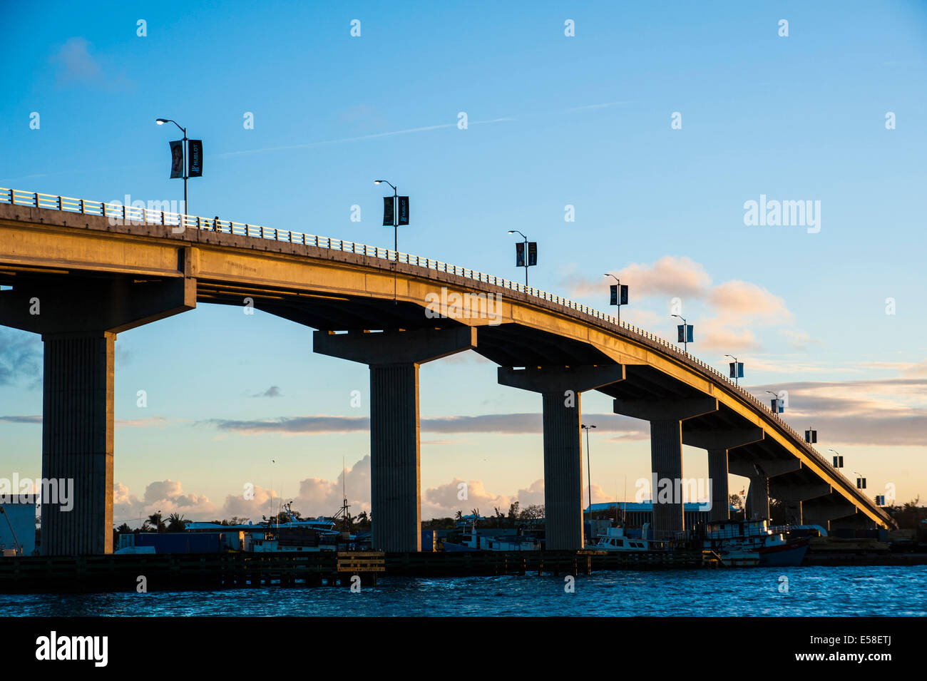 Kurvige Brücke über die Bucht bei Sonnenuntergang Stockfoto