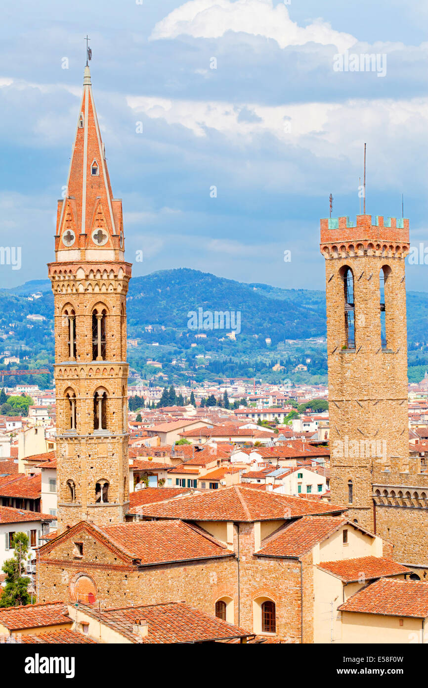 Palazzo Bargello Tower und Badia Fiorentina Glockenturm über die Dächer von Florenz, Italien Stockfoto