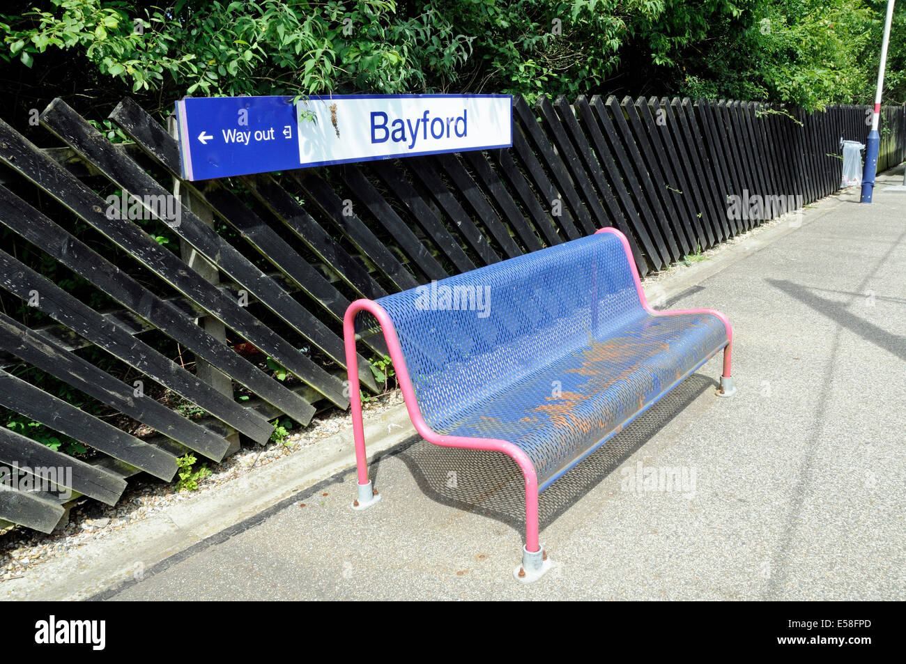 Plattform Bayford Station mit Metallbank, Hertfordshire England Großbritannien UK Stockfoto