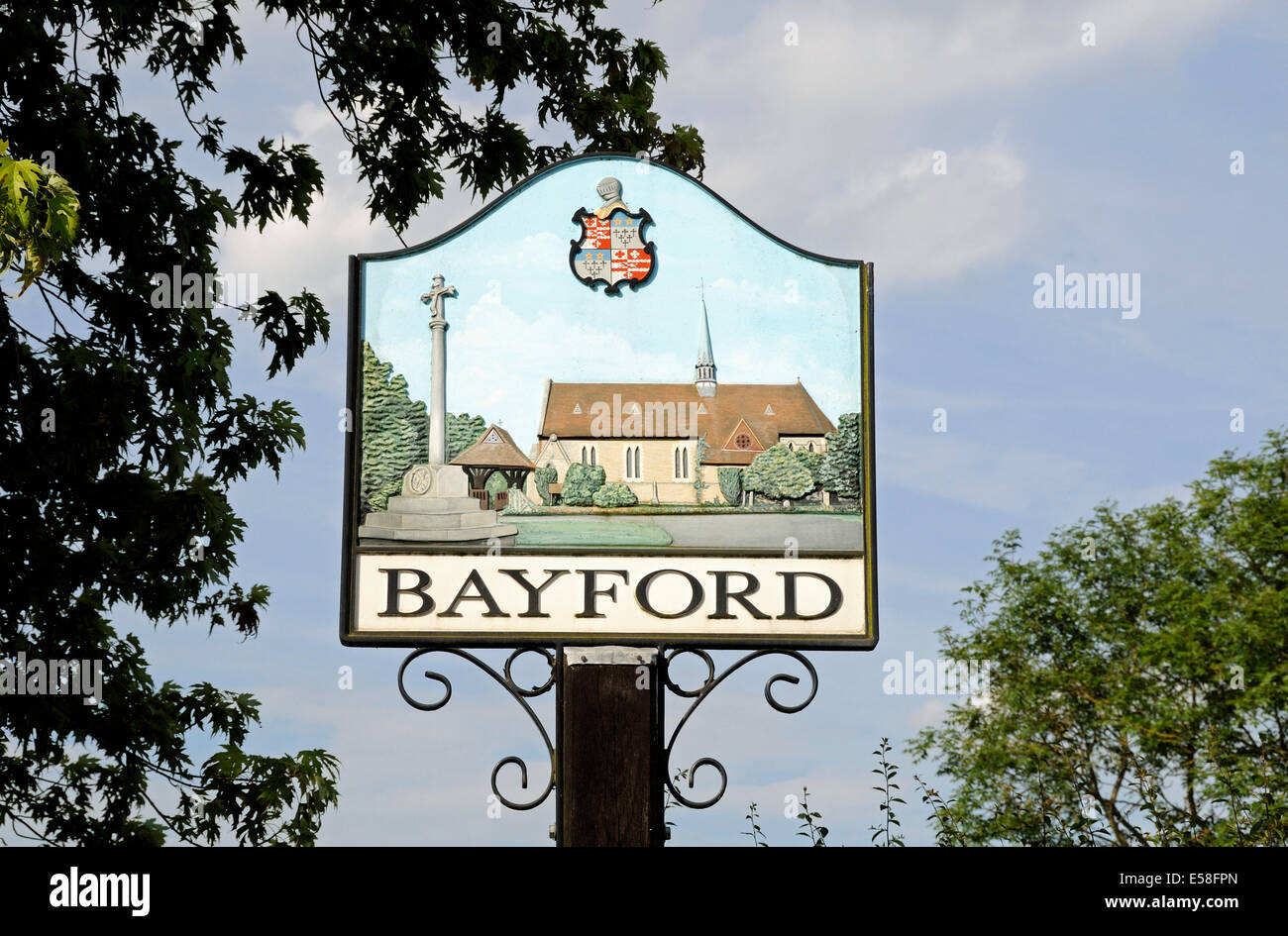 Ortsschild zeigt Ortskirche, Bayford Hertfordshire Stockfoto