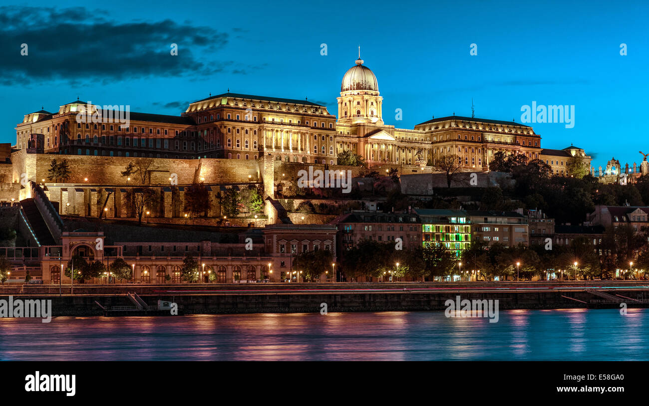 Königlicher Palast oder Schloss Buda am Abend. Budapest, Ungarn Stockfoto