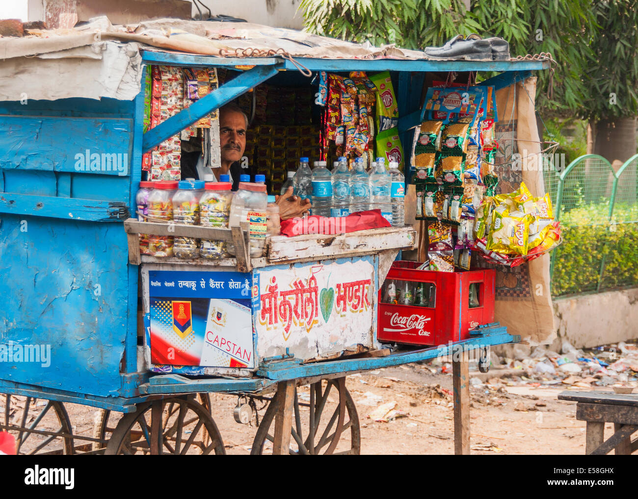 Straßenhändler verkauft grundlegenden Lebensmitteln in einem typischen kleinen Stand auf Rädern. Stockfoto