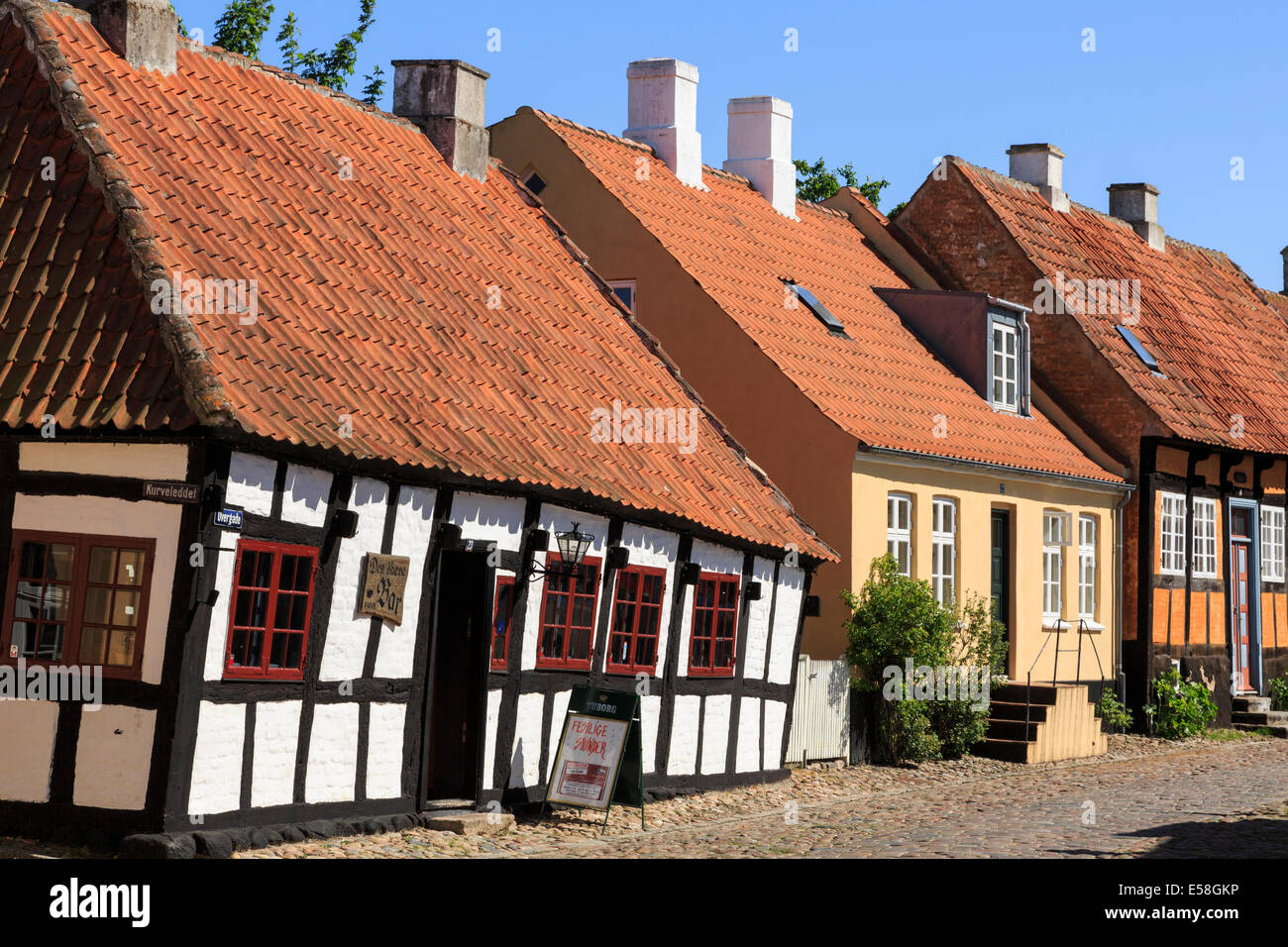 Malerische 17. Jahrhundert Den Skæve bar (die krummen) in gepflasterten Straße von Overgade, Ebeltoft, Jütland, Dänemark, Skandinavien, Europa Stockfoto