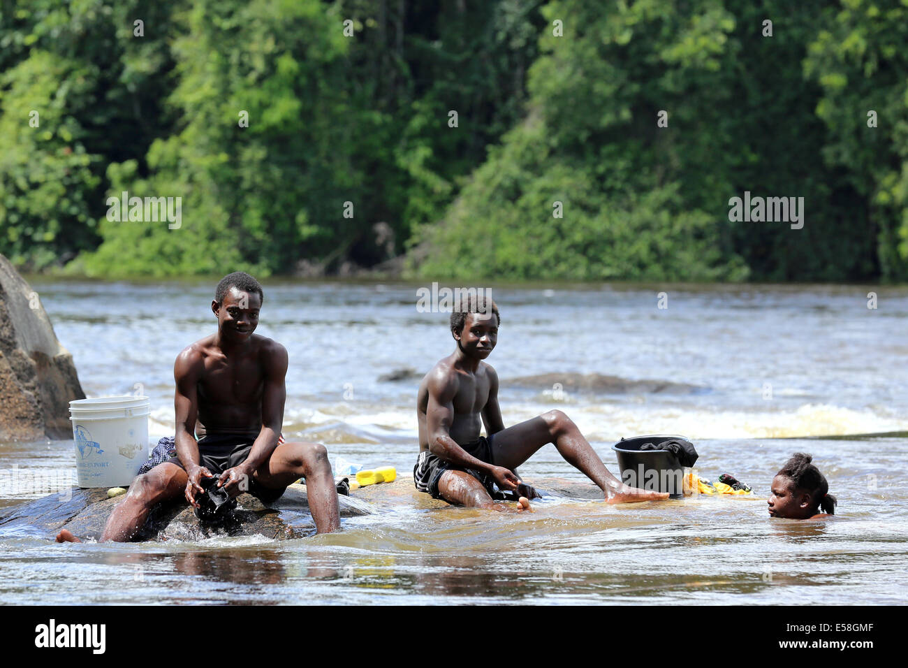 Jungs, die ihre Wäsche im Fluss Suriname, Suriname, Latein Amerika Stockfoto