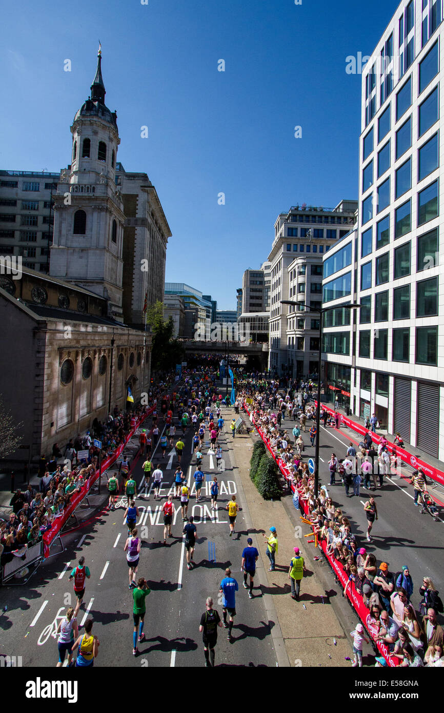 Läufer, die im Wettbewerb mit den London-Marathon Stockfoto