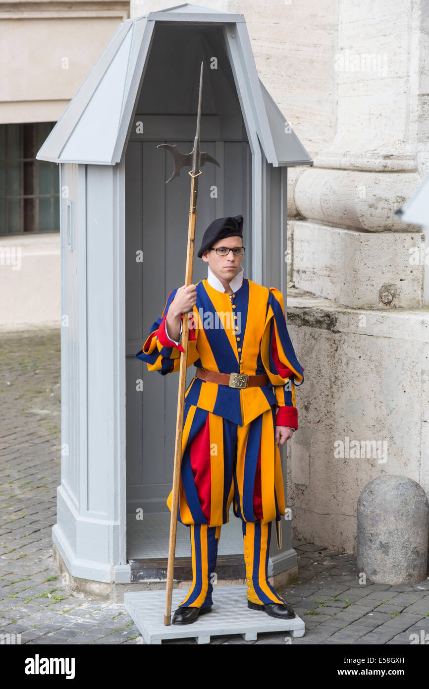 Päpstlichen Schweizer Gardist hält einen Hecht an der Basilika St. Peter, Vatikan im traditionellen gelb, blau und rot gestreiften uniform Stockfoto