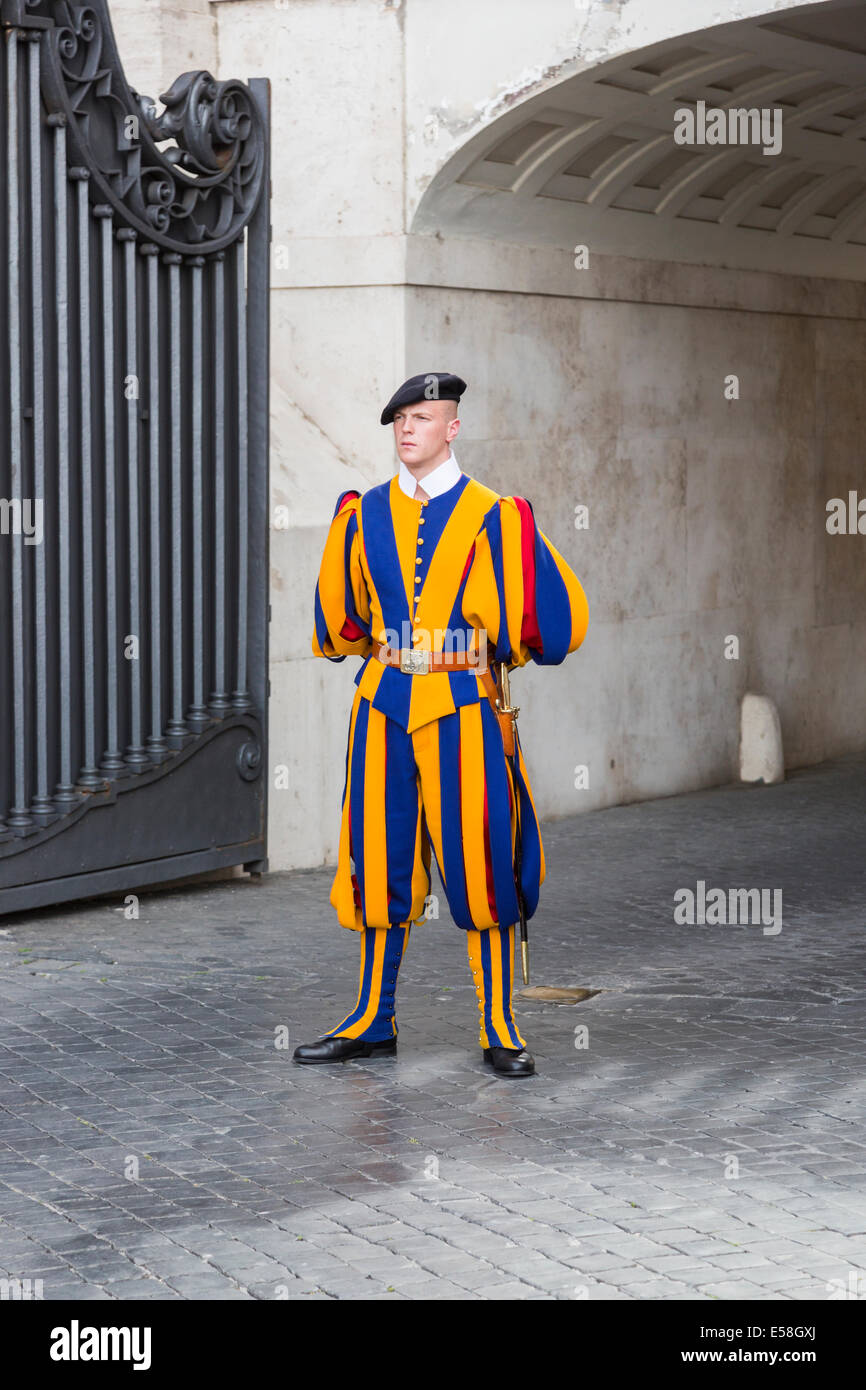 Mitglied der Päpstlichen Schweizergarde in der Basilika St. Peter, Vatikan im traditionellen gelb, blau und rot gestreiften uniform Stockfoto