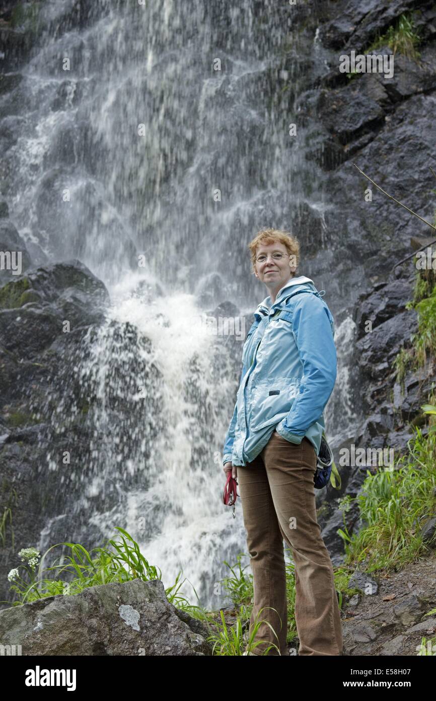 Frau stand vor Radau Wasserfall, Bad Harzburg, Niedersachsen, Deutschland Stockfoto