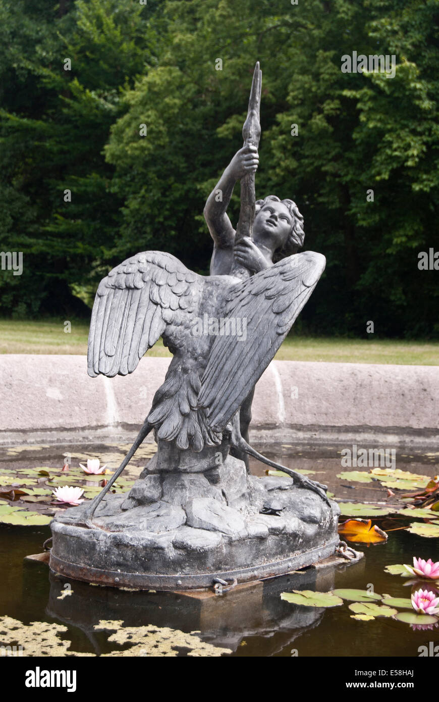 kleine Statue in Brunnen in Sychrov Schloss in der Nähe von Liberec Stadt Stockfoto