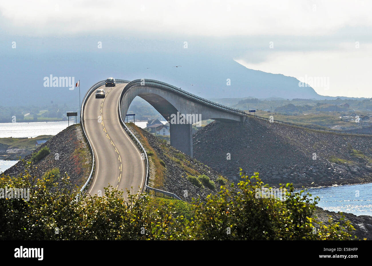 Die Storseisund-Brücke, Teil der Atlantik Straße in West-Norwegen, 8.  August 2010 Stockfotografie - Alamy