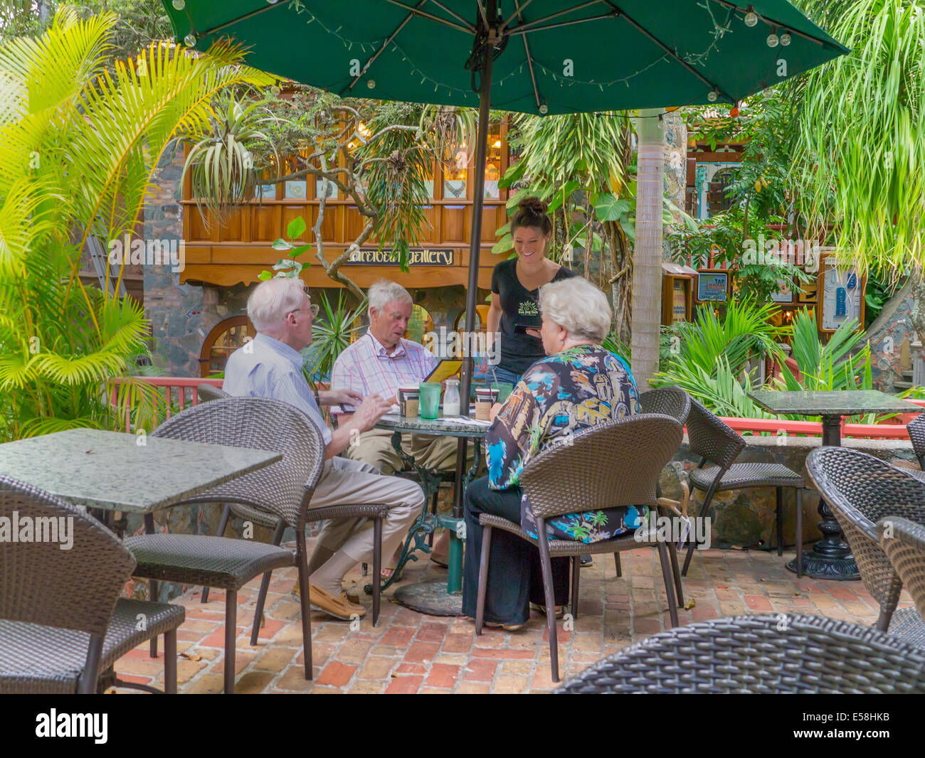 Menschen Essen in der Sonne Dog Cafe in Mongoose Junction, Cruz Bay, St. John, US Virgin Islands Stockfoto