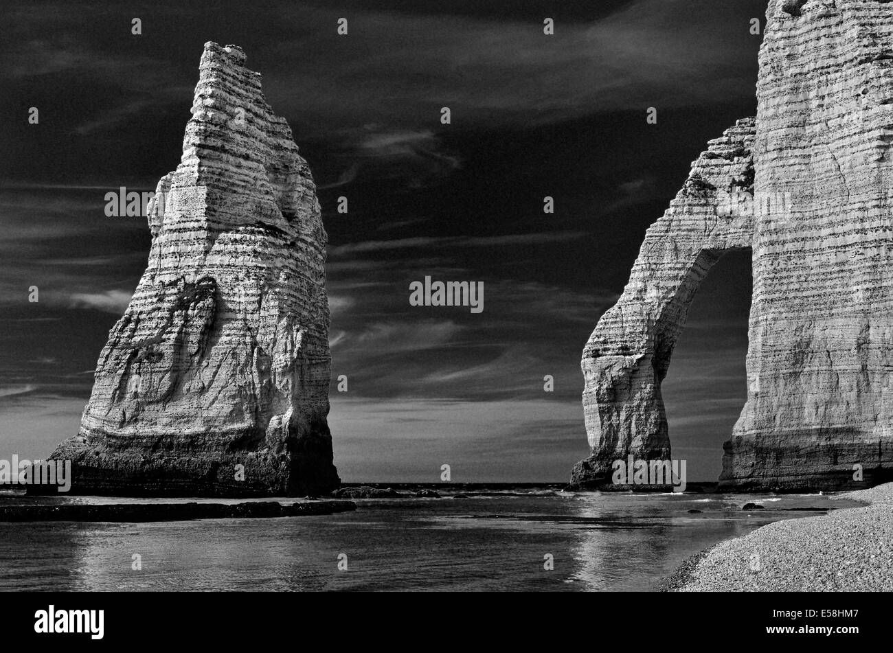 Frankreich, Normandie, Etretat, Kreidefelsen, Klippen, Porte D Aval Nadel Rock, Reisen, Tourismus, Sightseeing, Falaise Aval, Natur, Küste, Küste, schwarz / weiß, schwarz und weiß Fotografie, Kunstfotografie, Felsbogen, natürliche Arkaden, Felsformation, Kreide Stockfoto